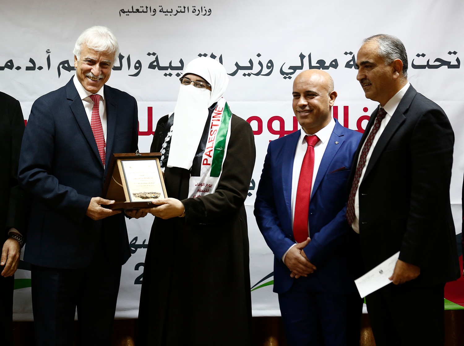 "التربية" تعلن فوز نبأ أبو زيتون بلقب "معلم فلسطين للعام 2021"
